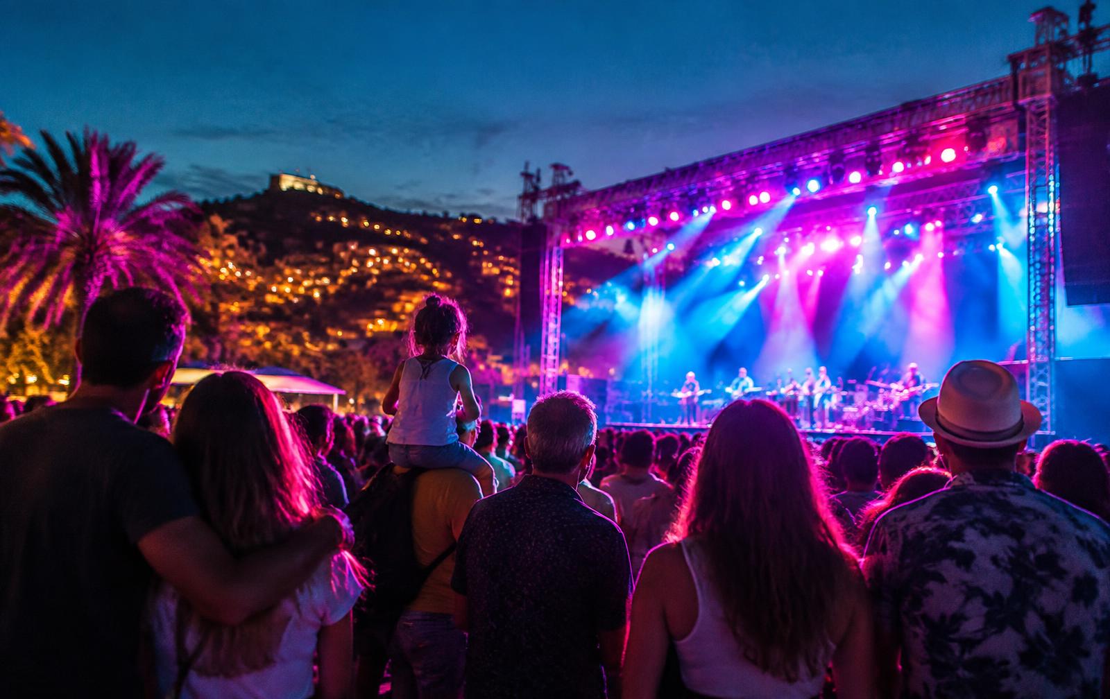 Aileler ve arkadaşlar açık hava konserini izliyor
